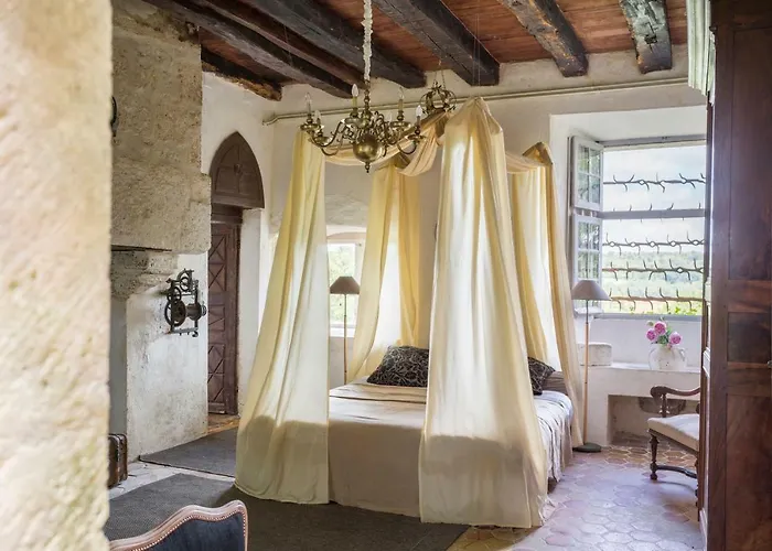 Chateau De Sers Bed and Breakfast *